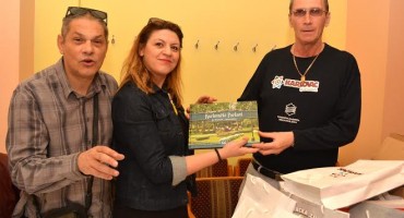 Mostar: Poznati Deda iz Karlovca darivao ekipu filma Mrtve ribe plivaju na leđima