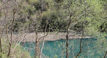 Naslage smeća plutaju Jablaničkim jezerom