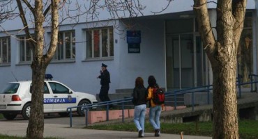 Policajac onanisao pred ženama i djevojčicama
