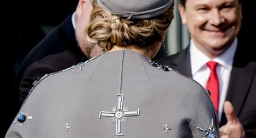  Kraljica Maxima kaputom izazvala zgražanje djela javnosti