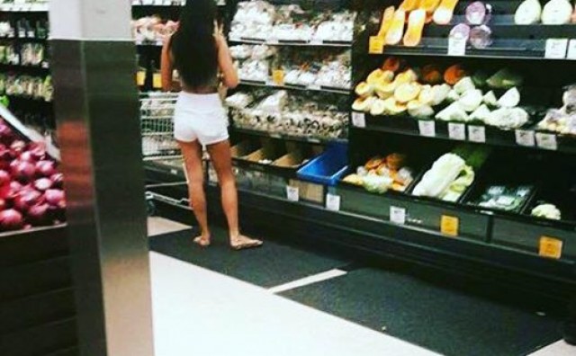 Djevojka iz snova! Traži se tajanstvena brineta koja je na odjelu povrća kupovala gljive