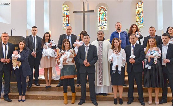 Slavlje u Širokom Brijegu: Osam beba kršteno u širokobriješkoj crkvi