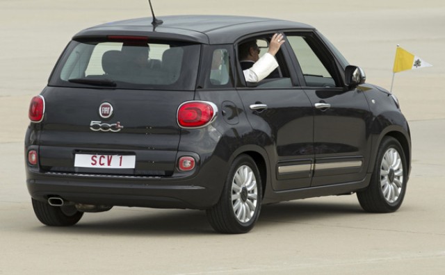 Papin Fiat 500L prodan za 300 tisuća dolara