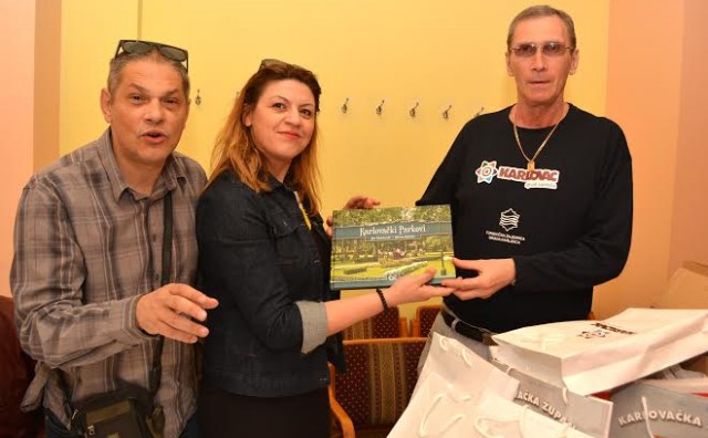 Mostar: Poznati Deda iz Karlovca darivao ekipu filma Mrtve ribe plivaju na leđima