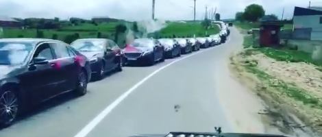 Pogledajte svadbenu kolonu od 76 Mercedesa!