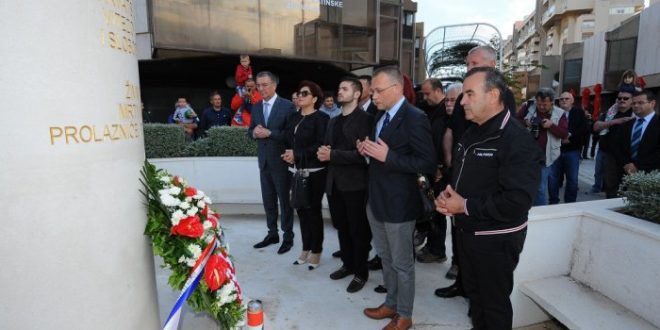 Hasanbegović u Splitu: Branitelji su stvorili Hrvatsku, posebnu počast odajem HOS-ovcima