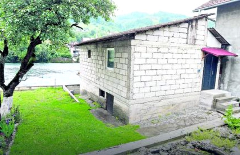 Skrivajući ljubavnika slomila mu kralježnicu
