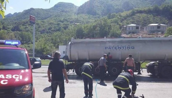 Policija kod Konjica zaustavila cisternu iz koje curi otrovna kiselina