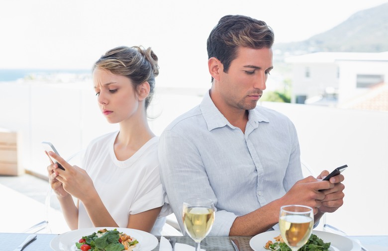 5 razloga zbog kojih je vaš partner emotivno odsutan