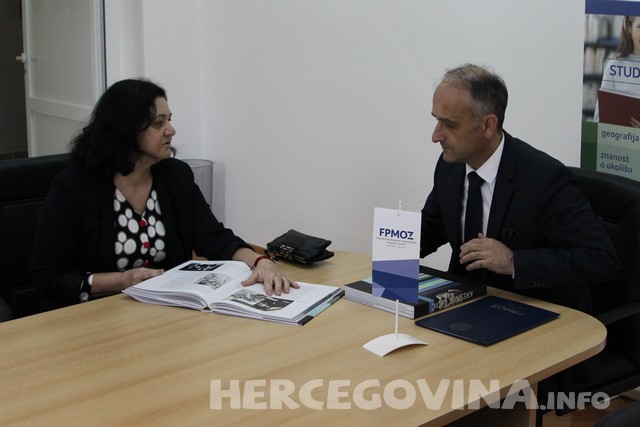 FPMOZ: Dekan Vasilj uručio monografiju obitelji Ledić