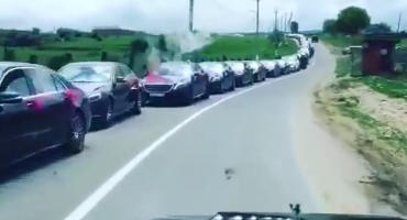 Pogledajte svadbenu kolonu od 76 Mercedesa! 