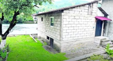 Skrivajući ljubavnika slomila mu kralježnicu 