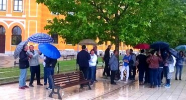 Tek nekolicina okupljenih prosvjednika iz udruge 'Zaboravljeni branitelji' u Mostaru