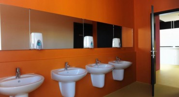 SKANDAL U PODGORICI: Učenici se seksali u toaletu pa objavili snimku na internetu