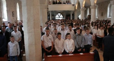 147 krizmanika u Grudama molba su papi Franji i nadbiskupu Pezzutu da riješe slučaj i pomognu franjevcima i vjernicima