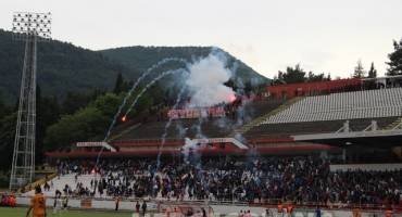 Pogledajte kako su navijači Veleža zasuli bakljama gledatelje