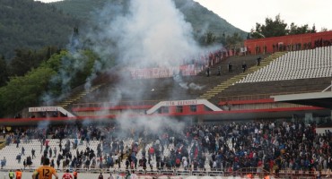 Policija privela petoricu navijača Veleža koji su bacali baklje na gledatelje