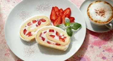 kolač, rolat sa jagodama