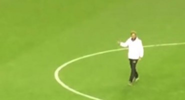 Pogledajte kako je Jurgen Klopp poveo navijanje na Anfieldu