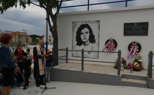 Split: Otkrivena spomen poloča i mural u čast poginulog Hrvatskoga branitelja Luke Vranješa