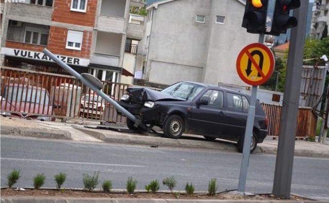 Prometna nesreća u Mostaru: Golfom uništio semafor