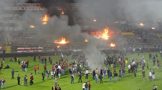 Navijači zapalili vlastiti stadion jer im je klub ispao u niži rang