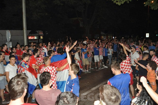 Mostar: Nekoliko tisuća navijača na ulicama slavi pobjedu Hrvatske