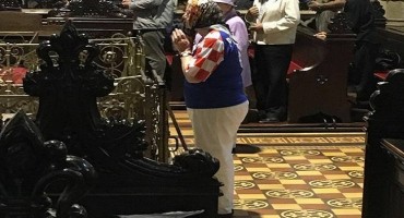 BAKA - NAVIJAČICA ZAPALILA DRUŠTVENE MREŽE! Pogledajte kako se došla pomoliti u Katedralu