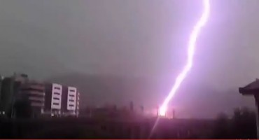 Mostar: Pogledajte kako je grom udario u Carinski most