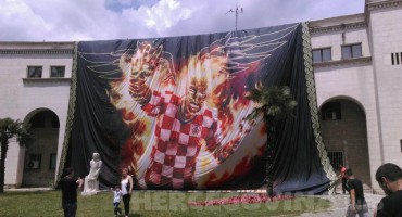 Mostar:  Na Kosači postavljen veliki transparent potpore Hrvatskoj