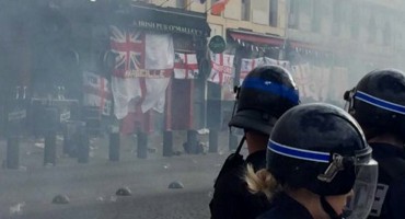 Policija bacila suzavac, Rusi jurišali na Engleze!?