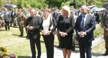 Anici na kućnom pragu ubili tri sina i supruga