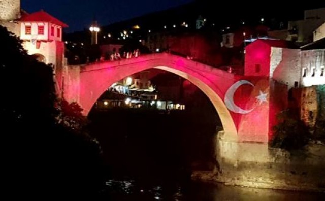 S mostarskog Starog mosta poslana poruka žalosti i solidarnosti