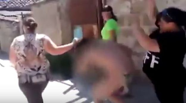 Tri žene skinule, izmlatile i pred svima ispljuvale ljubavnicu svojih muževa