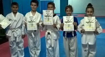 Cro Star: Organizirano polaganje za učeničke pojaseve. 