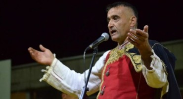 SPEKTAKL U TIHALJINI: Folkloraši i guslari kao predgrupe Crvenoj jabuci na proslavi Ilindana