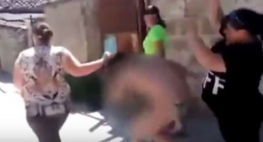 Tri žene skinule, izmlatile i pred svima ispljuvale ljubavnicu svojih muževa