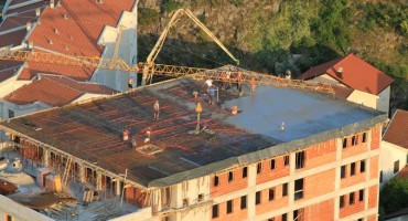 Mostar: Izlivena osma (krovna) ploča na studentskom domu, pučkoj kuhinji, centru za dijalog