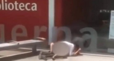 Usred bijela dana vodili ljubav ispred biblioteke