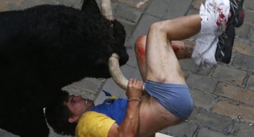 Neopreznog gledatelja 'raznio' bik