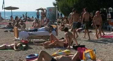 Otkrili smo tko je i zašto donio krevet na zadarsku plažu