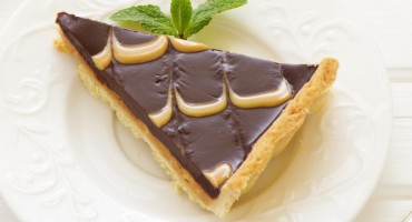 Čokoladni tart sa slojem kreme od kikirikija i mrvicom meda