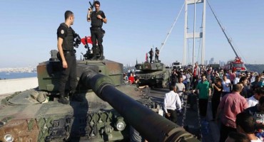 Antivladine snage uzele zapovjednika flote za taoca