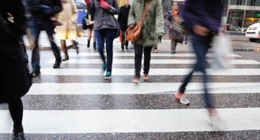 Ubuduće kazne i za pješake koji razgovaraju mobitelom