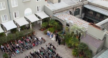 Nakon svadbe uvećali fotografiju, a ono što su na njoj vidjeli sledilo im je krv u žilama