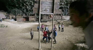 U ovoj pećini živi preko 100 ljudi! Imaju kuće, farme, čak i košarkaško igralište!