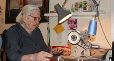 Ljubušanka Dara Jurić s 94 godine još uvijek radi i jedina je krojačica u Trpnju