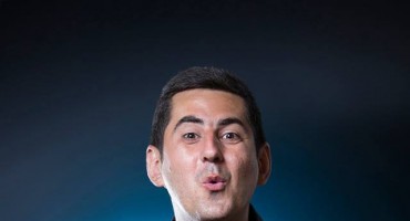 Boto bacio publiku na koljena 