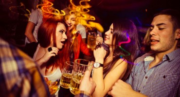 Vlasniku kafića dojadilo da mu gosti vise na mobitelu, pa je SMISLIO RJEŠENJE