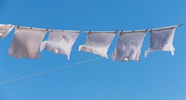 Kako se riješiti žutih mrlja na bijeloj majici